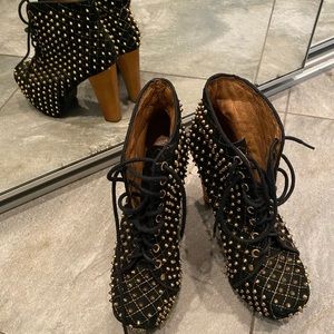 Gold studded litas